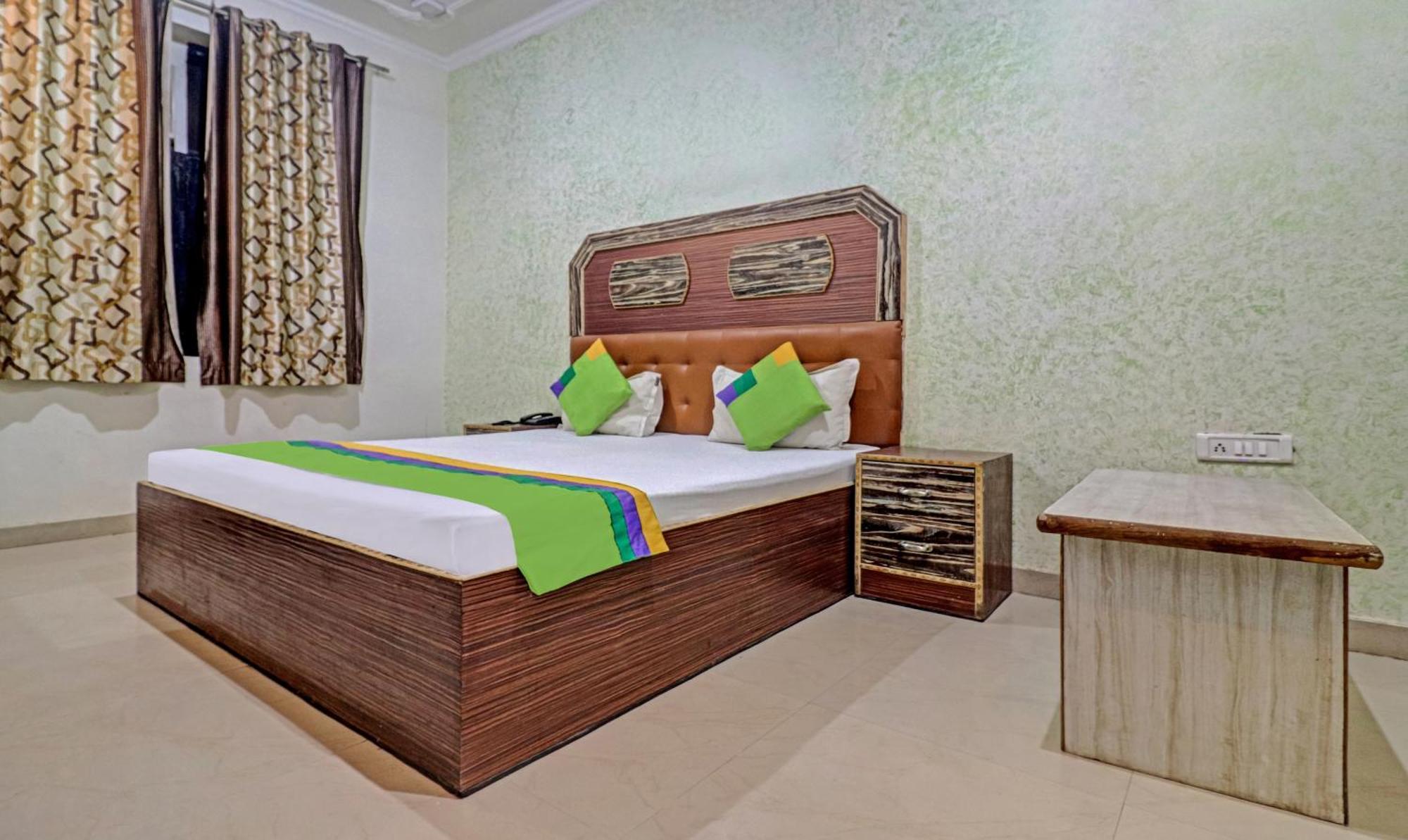 Treebo Trend Radha Palace Mathura Extérieur photo
